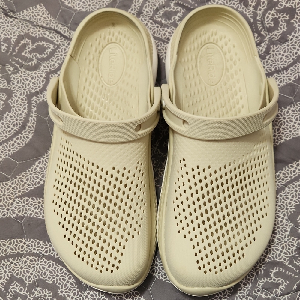 CROCS Women's Vented Classic Clog in Cream